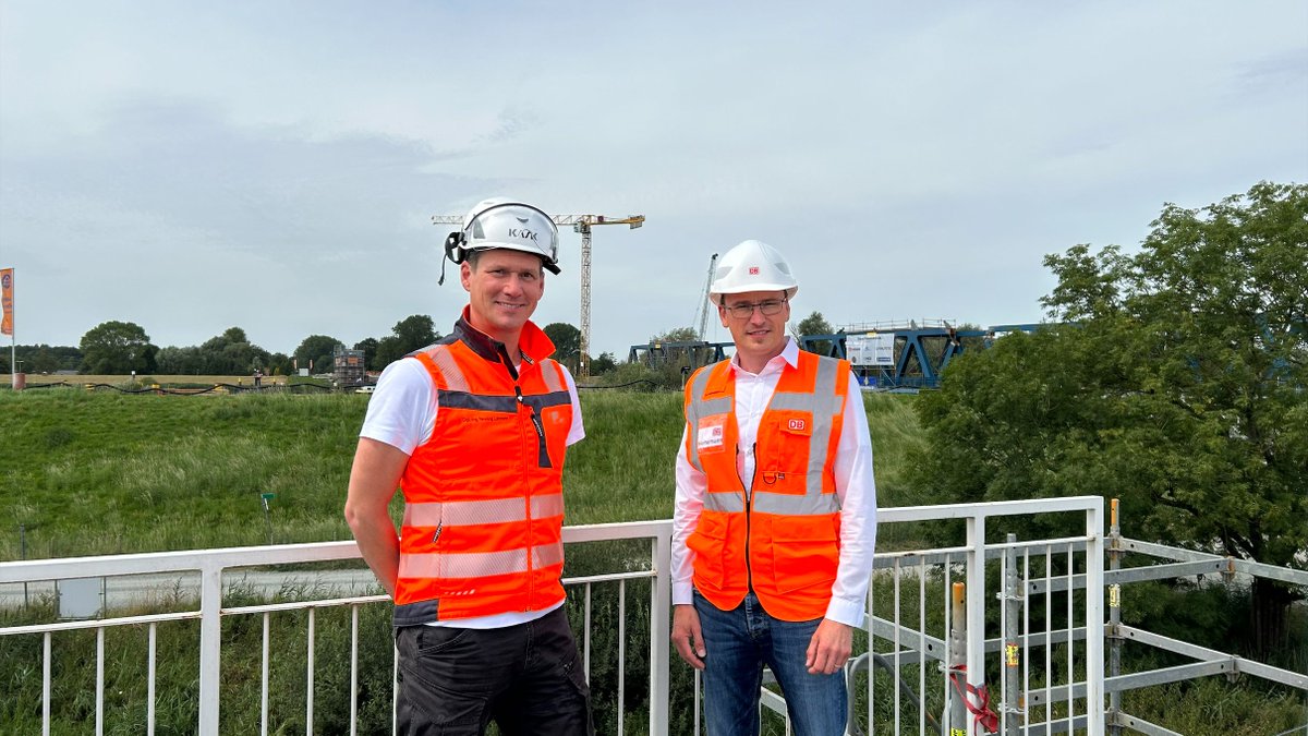 🌉De bouw van de nieuwe Friesenbrücke is in volle gang en herstelt de spoorverbinding tussen Groningen en Bremen. 🇳🇱🇩🇪 Lees het interview met Alexander Heinemann (DB) en Henning Lohmann (Ingenieurgesellschaft Behnen) voor een kijkje achter de schermen! wunderline.nl/nieuws/artikel…🚆💡