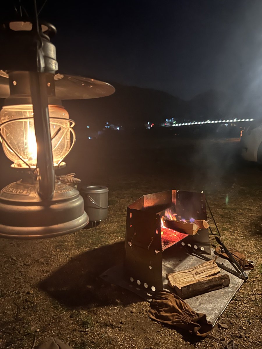 #見た人も何か無言でランタンの灯りをあげる