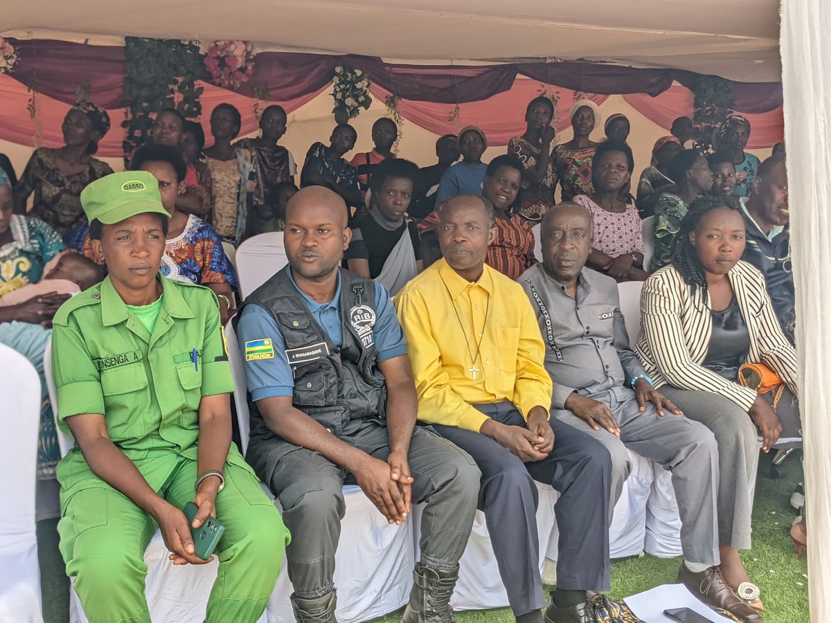 fmiubumuntu's tweet image. Happening now, the &quot;Intambwe Idasubira Inyuma&quot; Graduation Day has begun with exciting matches. The first game saw Ecole Primaire Rusagara for Girls win 2-0 against FMI Ubumuntu FC. Currently, the boys&apos; match is ongoing, with FMI Ubumuntu FC leading 2-0 over Rusagara.