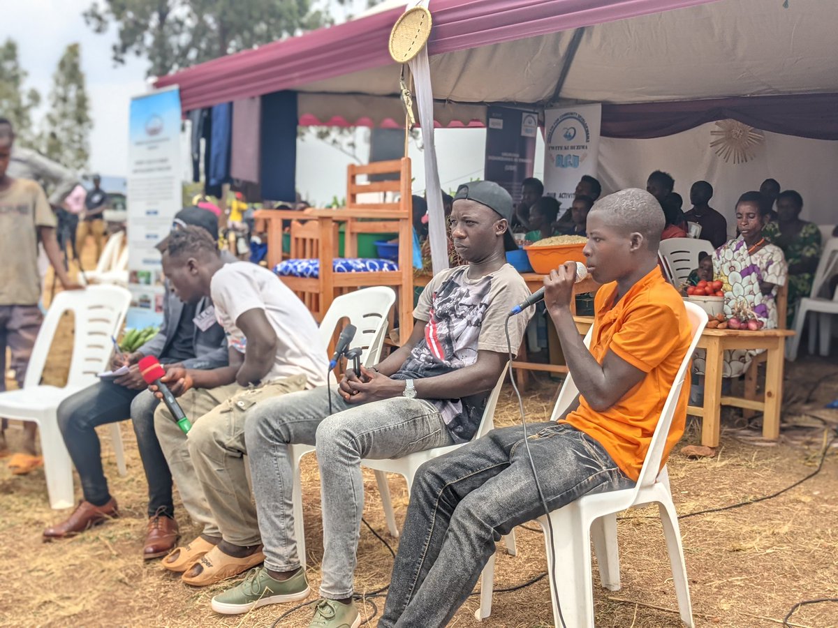 fmiubumuntu's tweet image. Happening now, the &quot;Intambwe Idasubira Inyuma&quot; Graduation Day has begun with exciting matches. The first game saw Ecole Primaire Rusagara for Girls win 2-0 against FMI Ubumuntu FC. Currently, the boys&apos; match is ongoing, with FMI Ubumuntu FC leading 2-0 over Rusagara.