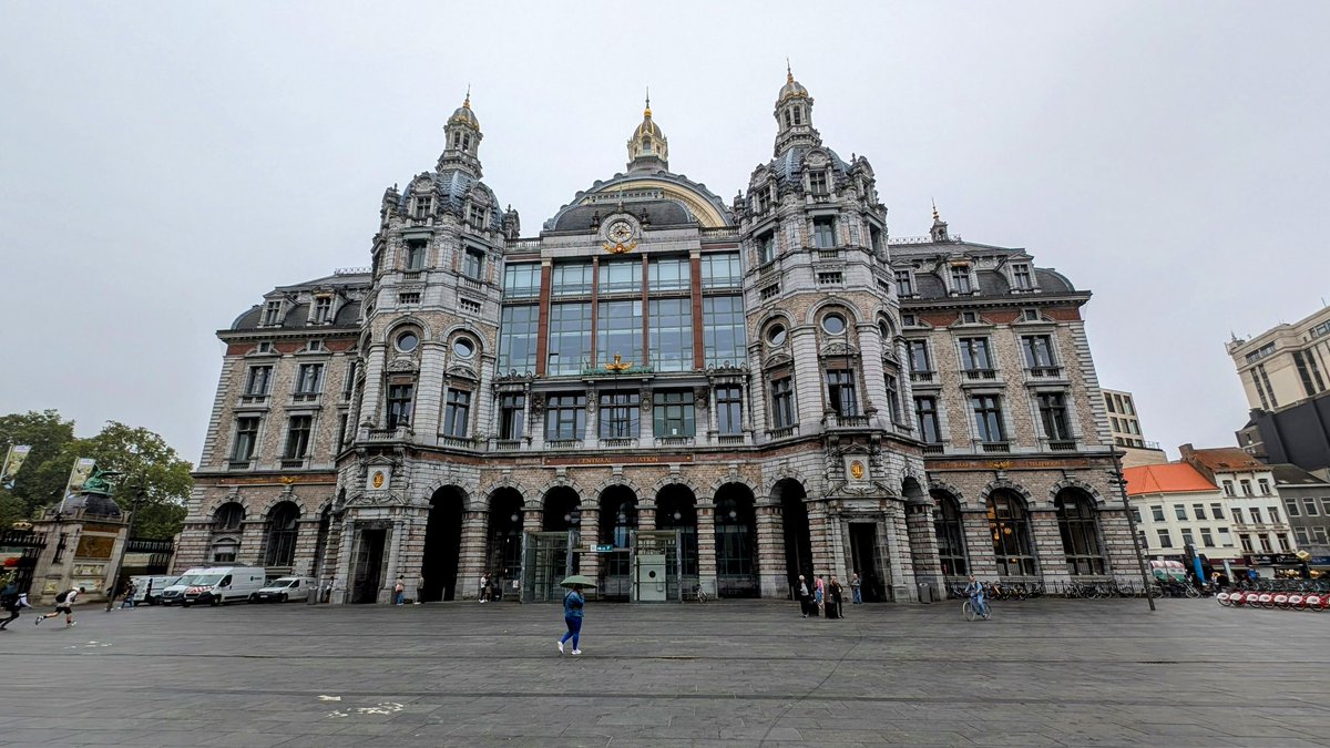 IntercitySimon's tweet photo. Antwerpen train temple is one amazing and beautiful railway station, with trains stacked 3 levels on top of each other 😍🇧🇪

No points for guessing what train is on the agenda today 🇩🇰👀 https://t.co/r1KdXSqi6T