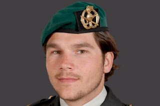 Op de ochtend van 6 september 2009 bevindt Kevin zich met een kleine patrouille in de Helmand-vallei in #Afghanistan voor een geheime missie, diep in door de #Taliban gecontroleerd gebied. In Deh Rawod, #Uruzgan worden ze onverwachts in een hinderlaag gelokt. Kevin, als