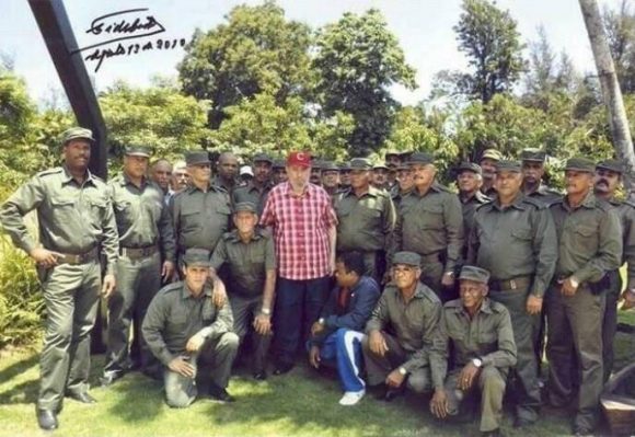 Un fuerte abrazo y nuestro más sincero reconocimiento a los miembros de la Dirección de Seguridad Personal en su aniversario 63. Gracias por la entrega y compromiso cada día, por defender a la Revolución y sus principales dirigentes.
¡Muchas felicidades, compañeros!
#UnidosXCuba