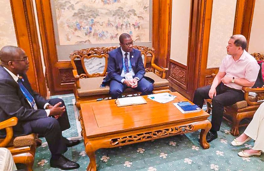 Waziri wa Mifugo na Uvuvi, Mhe. Abdallah Ulega leo Septemba 5, 2024 amekutana na kufanya mazungumzo na Mwenyekiti wa Shirikisho la Wafanyabiashara wa Jimbo la Huangshan Bw. Yao Weizhu  yaliyojikita kwenye kuanzisha mashamba makubwa ya ufugaji wa samaki nchini Tanzania.