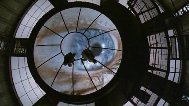 소더버그 영화 카프카 웃기고 흑백에서 컬러로 전환되는 연출적 선택과 미장센이 좋음
카프카가 지하조직의 >>인간의 뇌를 까서 좀비같은 광인으로 만든다<<라는 음모에 연루된다는 퐝당한 내용임ㅋㅋㅋㅋ 여러 작품의 요소를 뒤섞은 부조리극 같은 스타일의 영화였음