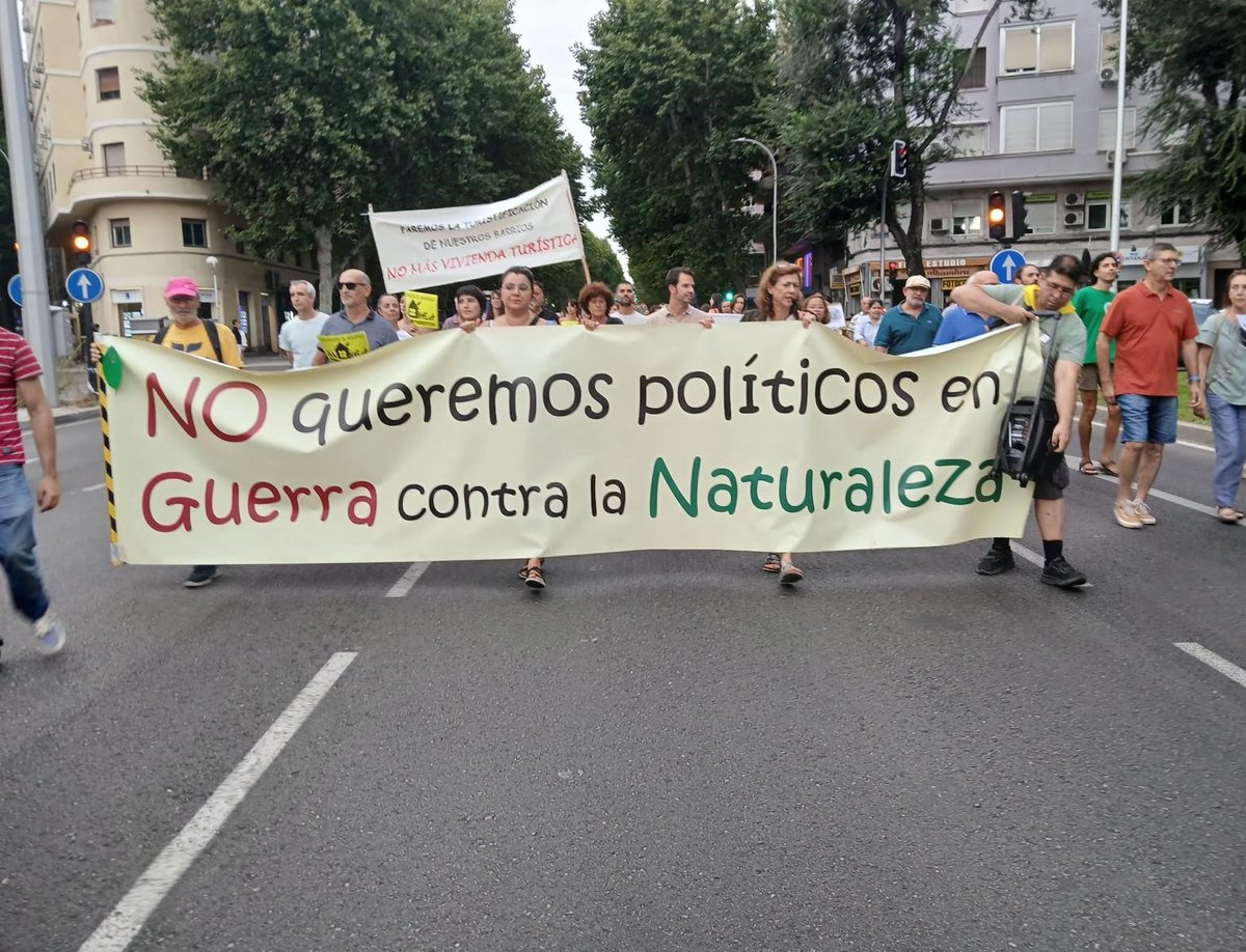 evArganzuela's tweet photo. En fiestas #Melonera2024 reivindicaciones en la mani de este jueves #Arganzuela está en lucha‼️y NO se vende se defiende #NoaLaTala #MadridVerdeHabitable #MataderoNoSeTala #StopVuts #FueraFocosManzanares #NoalaNoria #SanidadPública #Equipamientos https://t.co/a2timSNjEK