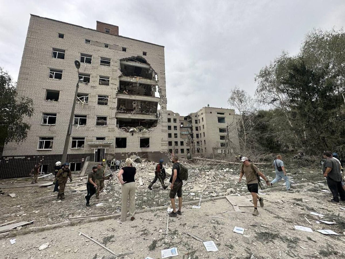 This week in Ukraine has been incredibly difficult, with numerous missile attacks on cities, dozens of dead and injured, and power outages in many cities and towns.
Regardless of all this Ukrainians continue to work and fight for their victory.