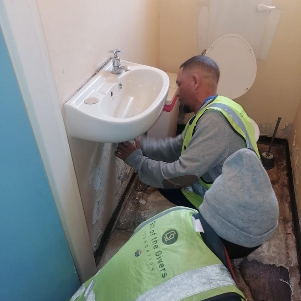 _ArriveAlive's tweet photo. Gift of the Givers construction teams busy at work in Gqeberha https://t.co/1batv1VSnV
#ArriveAlive #Floodings #Construction @GiftoftheGivers https://t.co/lkV1EoG4hW
