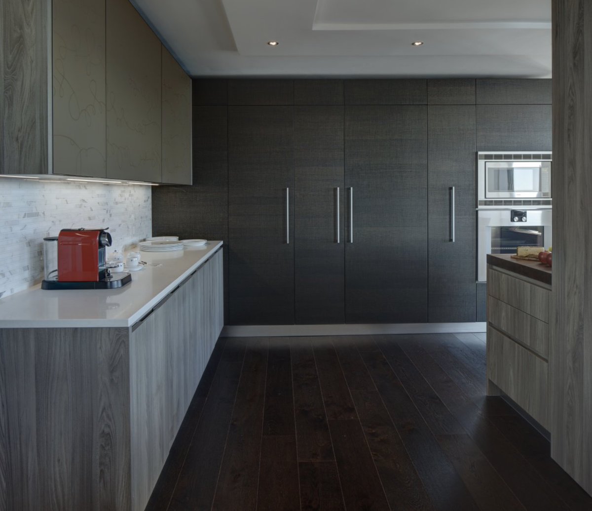 Introducing our latest masterpiece: This high-end kitchen features a sleek gray laminate finish that perfectly complements natural light. The custom design seamlessly integrates into every home, creating a harmonious living space.💫

#modianikitchens #cesarkitchen #dreamkitchen