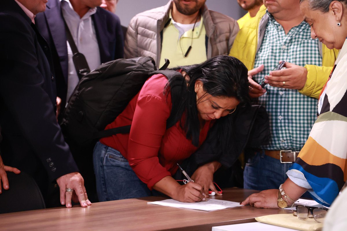 🔴 ¡Firmado compromiso con transportadores para levantar el paro! 

Luego de varios días de diálogo, propuestas y que el Gobierno haya escuchado las solicitudes del gremio, se firmó un compromiso con las bases transportadoras para levantar el paro. Con el acuerdo de aumentar en