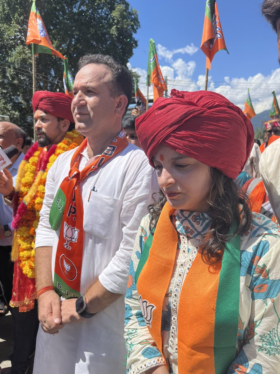 ShagunParihar_'s tweet photo. United we stand United we welcome shri Anuraag Thakur, a visionary leader on the land of bravehearts and Safron, BJP Kishtwar organised a grand foot march led by Shagun Parihar ji under the mentorship of Anuraag Thakur ji ,from BJP headquarters and took a round of city. https://t.co/P0jor19K3r