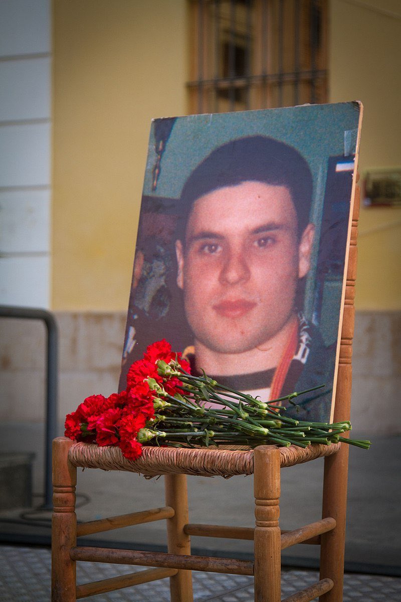 Hui, Guillem Agulló i Salvador haguera fet 50 anys. Ni l’oblidem, ni perdonem. El tenim present cada dia, en cada lluita.