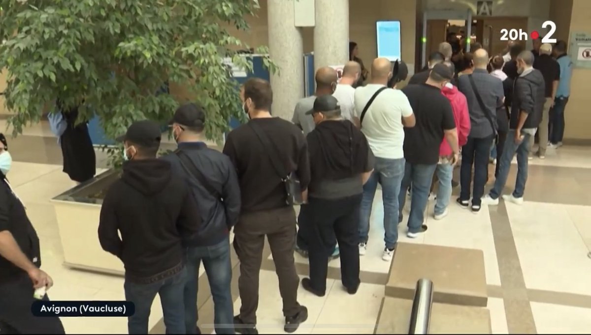 Y los cabrones que dijeron "no sabía que estaba inconsciente" y "creí que era una pareja swinger" ahora sí llegan con la cabeza gacha, gorras y tapabocas. Sabían muy bien lo que estaban haciendo. Toda la fuerza a Gisèle Pélicot.