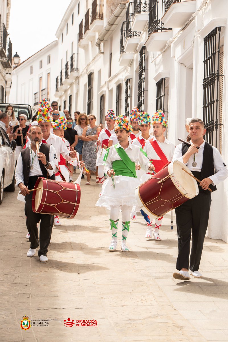 Desde #Fregenal, Felices Fiestas en Honor a Ntra. Sra. de la Salud y Feliz #DíadeExtremadura.
📌Recuerda que hoy podrás ver a los Danzaores desde de las 7:30h (aprox.) por las calles de la población y a partir de las 19:00h en la procesión (salida: Iglesia de Sta. Catalina).
