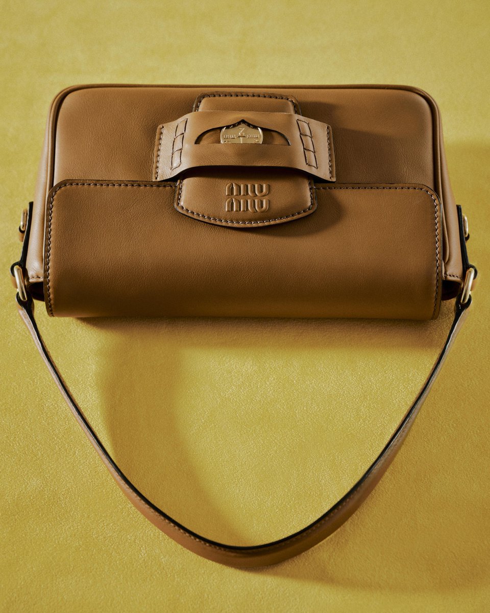 時代を超えたエレガントなスタイルの新作ペニーバッグ。 このバッグは