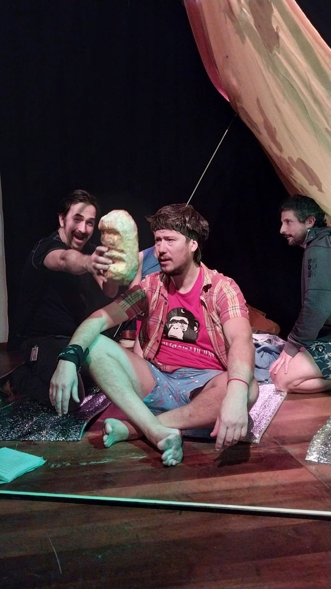 FelliniaCine's tweet image. 3 obras que tiene Víctor Chacón en cartel. 40 SEGUNDOS DE DIÁMETRO Única función 29/09, 21hs .Itaca, Humahuaca 4027, | TRACCIÓN A SANGRE. 4 y 18 de octubre + 8 y 22/11, 23hs | COTO DE CAZA Reestreno 6/10, 20hs. El Camarín de las Musas, M. Bravo 960 - CABA. @andyfeiguin