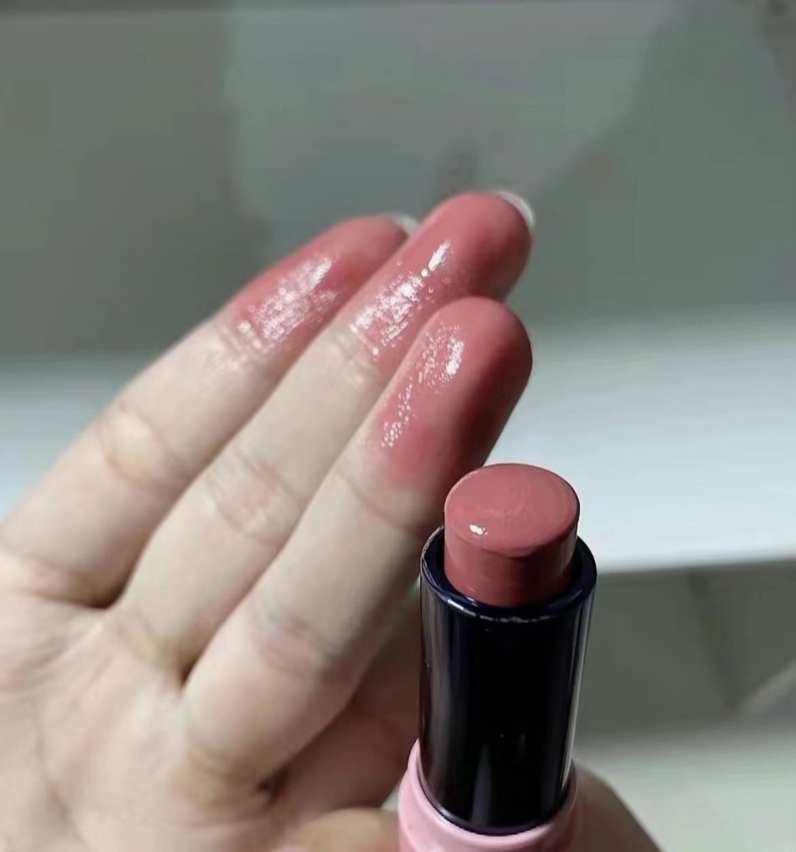 فازلين مسوين ليميتد اديشن معالج للشفايف مع روج 
اححححححلى اختراع بالدنيااااا💖💘💖💘💖💘💖💘