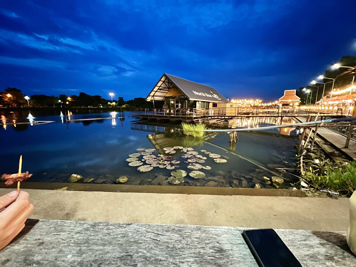 บรรยากาศดีแบบนี้ น่านอนหนุนตักใครสักคน