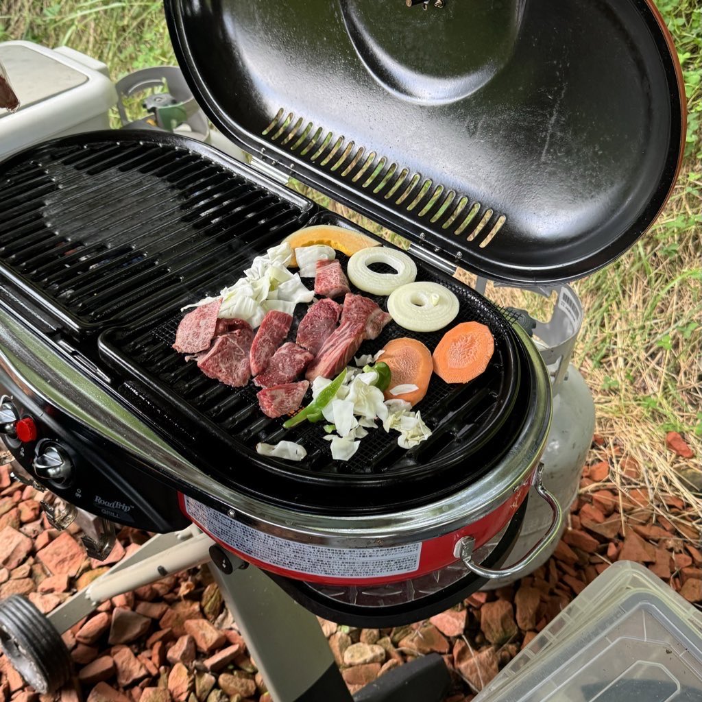 kn9cn's tweet photo. 札幌から車で10分の場所にあるバレルサウナ入り放題、グランピング内でカラオケもできて映画も見れるグランピングが最高すぎた🏕
しかも1人12000円でお手頃すぎる！ https://t.co/CTluQ1rkm7