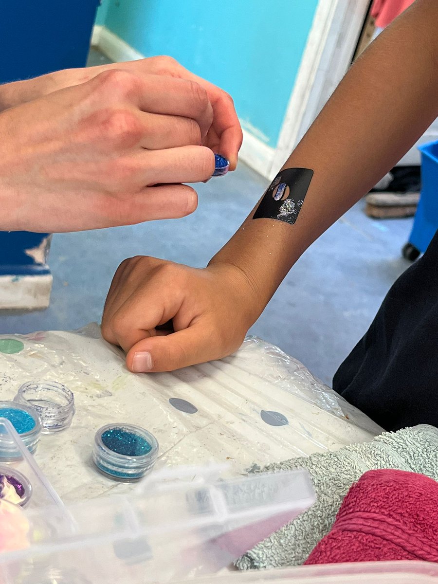 We had such a nice session last Sunday <a href="/SwapaAdventure/">𝕊𝕎𝔸ℙ𝔸_ N16</a>!

We decorated cupcakes and got kitten tattoos 😍 

Looking forward to Sunday already!

We need more volunteers, join us: akwaaba.org.uk/volunteers
