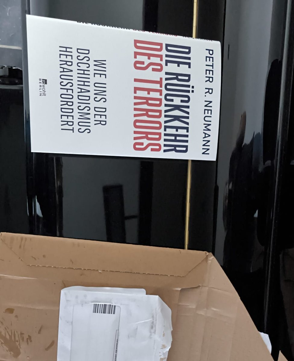 PeterRNeumann's tweet image. Offizieller Erscheinungstermin ist übernächste Woche, aber ausgeliefert wird offenbar bereits heute. Für jeden Autor ein stolzer Tag! Vielen Dank, @rowohlt 🙏
