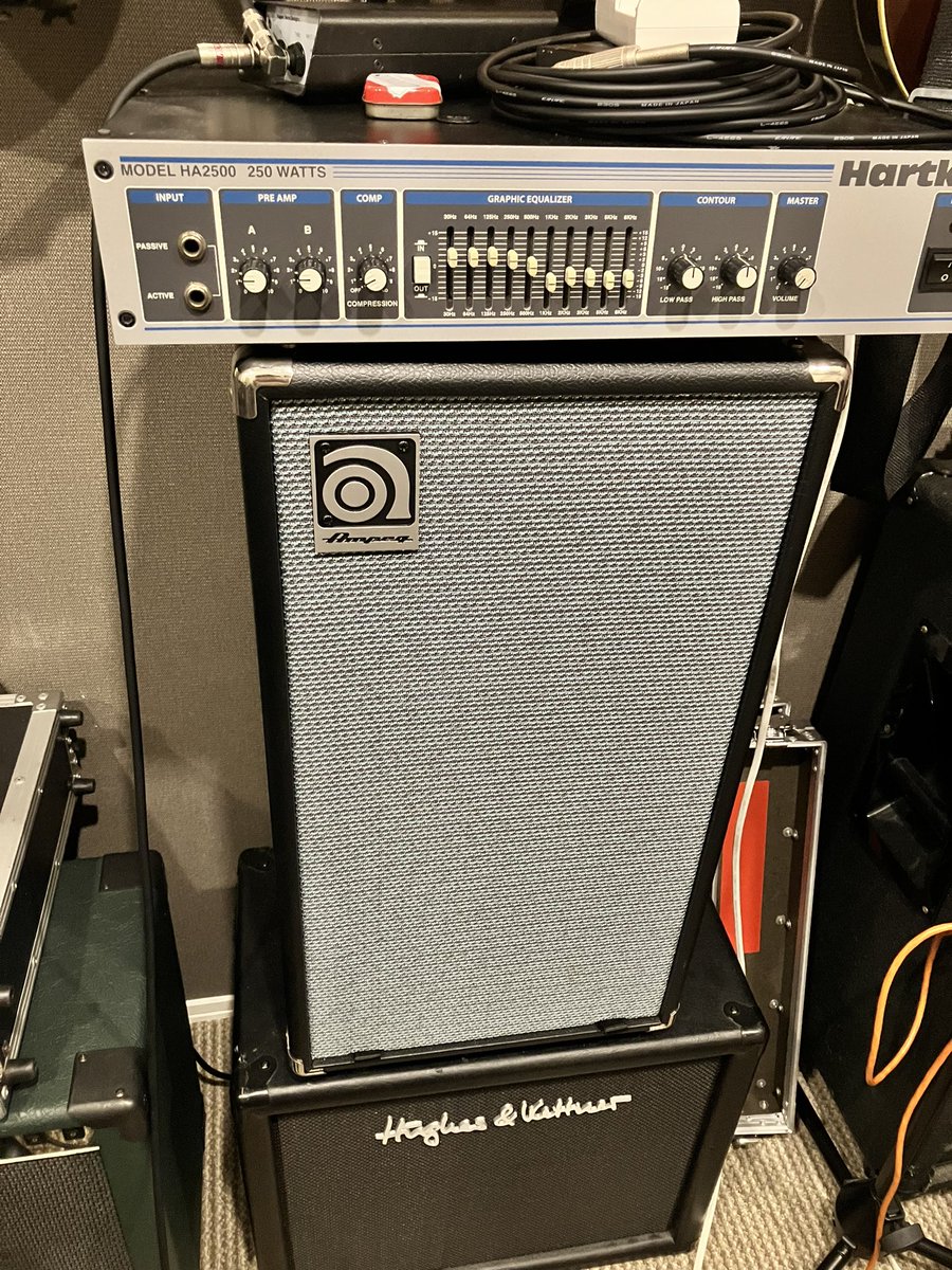 miyano_guitar's tweet photo. 自宅スタジオ向けでベースアンプのキャビネットをお古だけど導入しました
AmpegのSVT210-AV
特性見ても暫定でこれまで使ってたギターキャビより低域40Hzまでしっかり出そうで期待
#Ampeg #svt210av #ベース #キャビネット https://t.co/NyNXjBjXe5