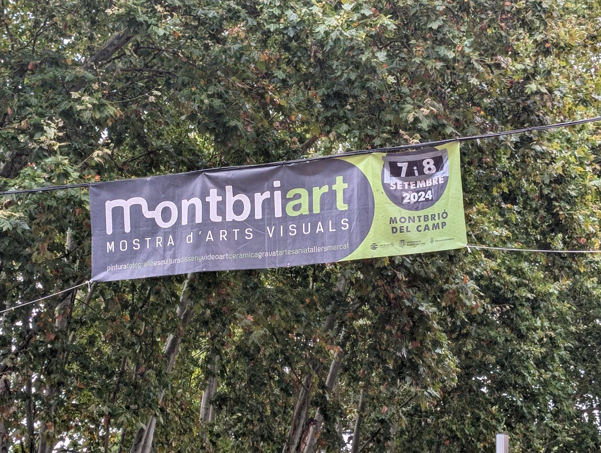 😀😀Tot i la pluja, els carrers ja llueixen, ja ho tenim tot preparat pel Montbriart.😀😀 

👉Recordem: Exposicions i mercat d'ARTesania 
Dissabte 7 i Diumenge 8 11 a 14h- 18 a 21h.  

👉 Podeu consultar el programa al web de Montbriart o el podreu recollir al punt d'informació.