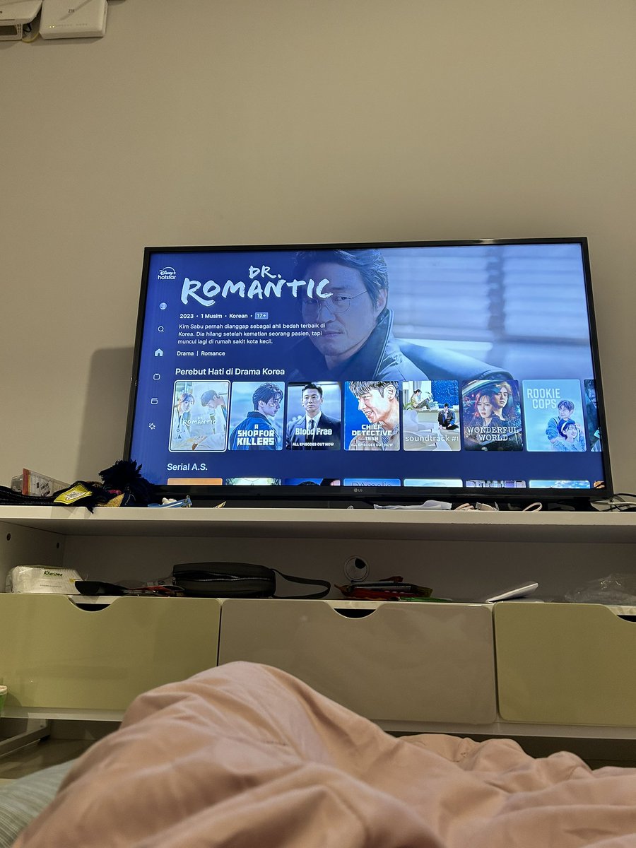 VEASPUCCI's tweet photo. saat ini aku hidup dengan meminjam netflix @luckypoop dan disney plus dari @V_Jesslyn 

#parasit #penniless #numpanghidup #gratisdanoportunitis https://t.co/0Yj1YKXEQd