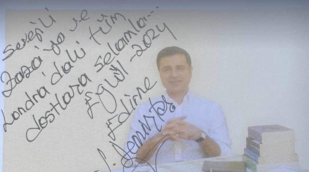 Hayatımda aldığım en kıymetli selamlardan bir tanesi.
Selamın baş üstüne.
Verdiğin bu mücadelenin hep yanında ve destekçisi olacağız.
Onurlu ve dik duruşun bize her zaman yol gösterdi.
Aramıza katılma inancını ve umudunu hiçbir zaman kaybetmedik.

#demirtasiserbestbirakin