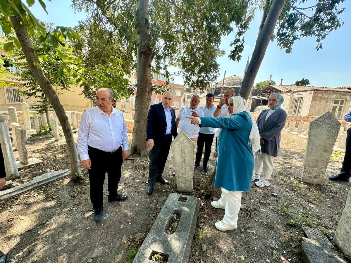 Fatih'imizdeki her ecdat yadigarı eser, bizler için kıymetli ve önemli.

Bıçakçı Alaaddin Camii Haziresi'nde artık sona yaklaştığımız restorasyon çalışmalarımızı inceledik. 

Çevre düzenlemelerinin tamamlanmasının ardından hazire alanını hemşehrilerimizin ziyaretine açacağız