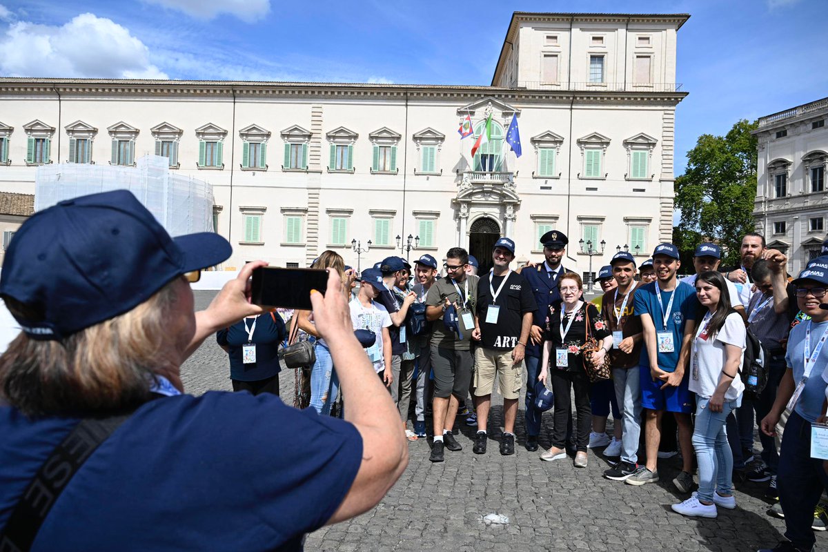 poliziadistato's tweet image. Tre giorni di solidarietà con la #PoliziadiStato per i 70 anni dell’Associazione #Aias. Una delegazione è stata ricevuta al @Quirinale dal presidente Mattarella dopo aver visitato i #GiardinidelQuirinale 
poliziadistato.it/articolo/32686…
#essercisempre #ivaloricheciuniscono #6settembre