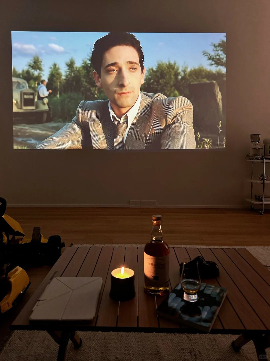 深夜、一人の時間、窓の外の喧騒はだんだん遠くなって、心の中はスクリーンの中のストーリを燃やしました😇