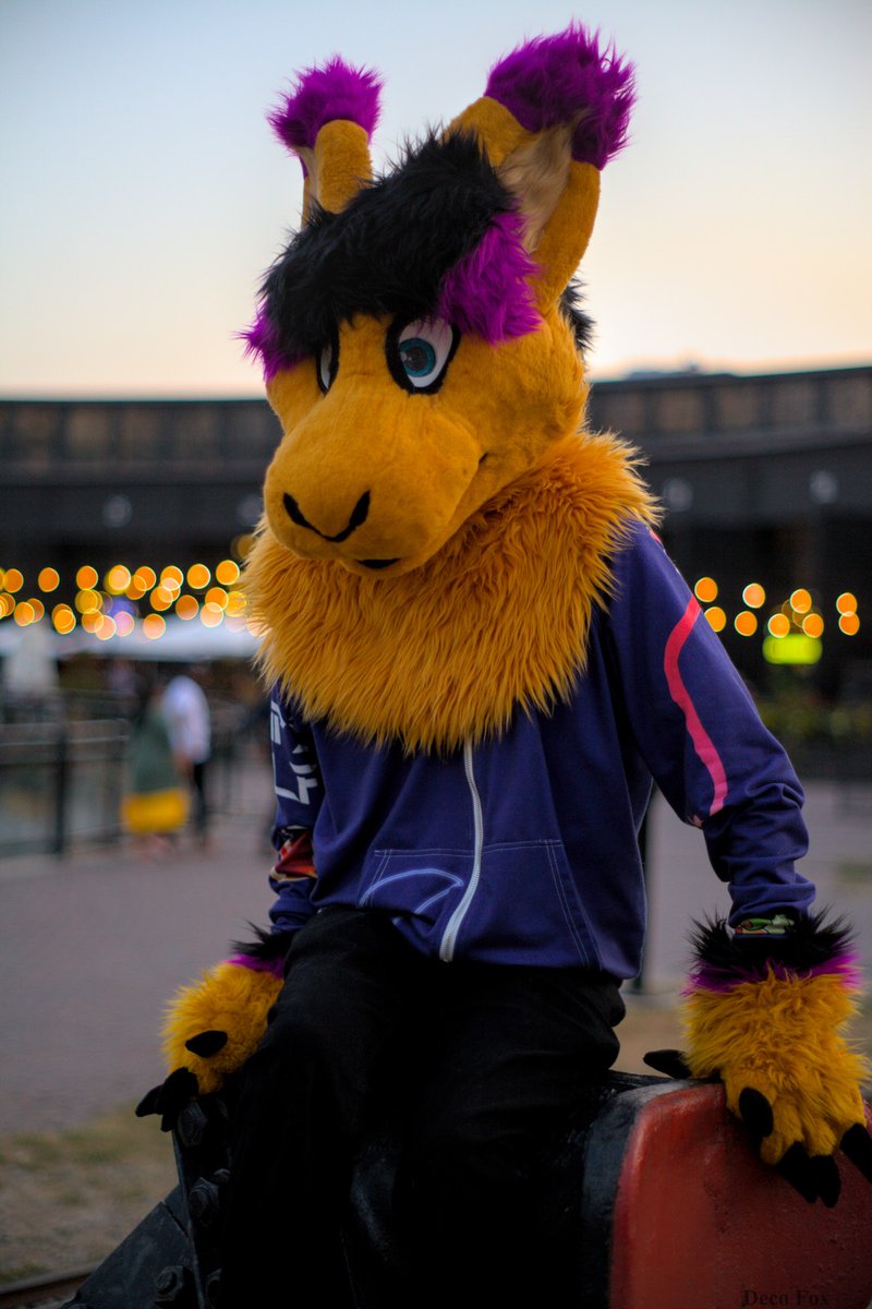 Join me in the city for this #FursuitFriday 

📸: <a href="/DecoFox2/">Deco Fox</a>