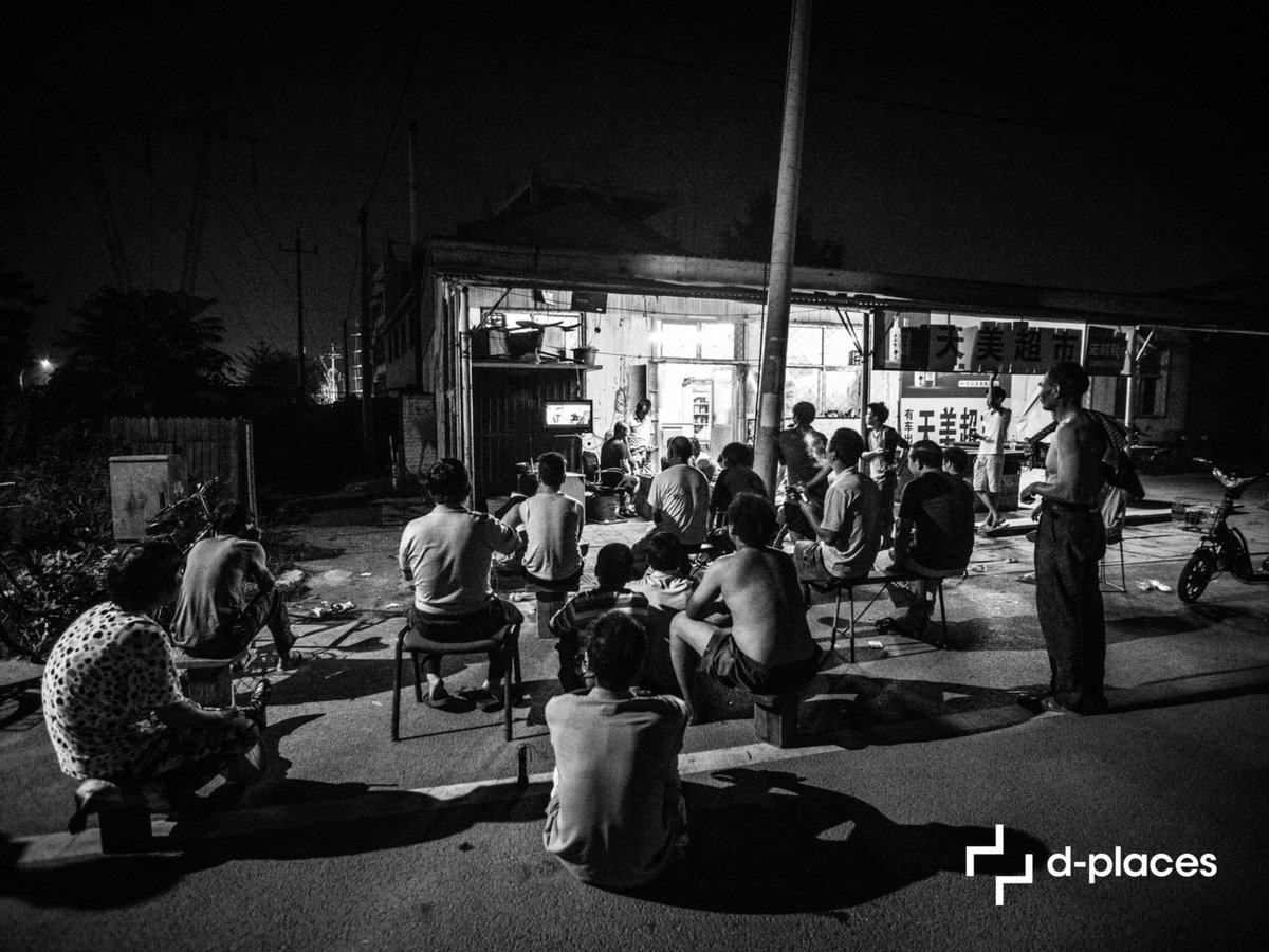 「不換屆」放映是由居住在巴黎的電影從業及愛好者們組織的獨立電影放映活動，旨在推動華語世界中「被不可見」的影像抵達更多觀眾。「不換屆」放映不循於盛景式的年度電影節，我們將不定期舉辦線下放映及沙龍，以期將「不可見」的影像在公共空間中轉為「可見」。「不換屆」絕非止於是口號、宣言、姿勢和