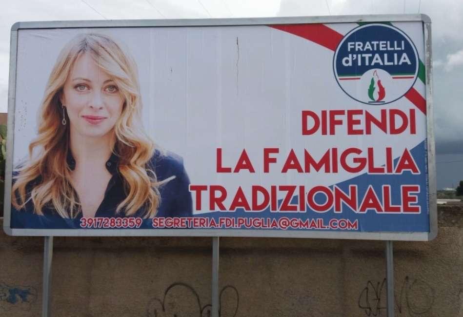 Manifesti elettorali invecchiati malissimo