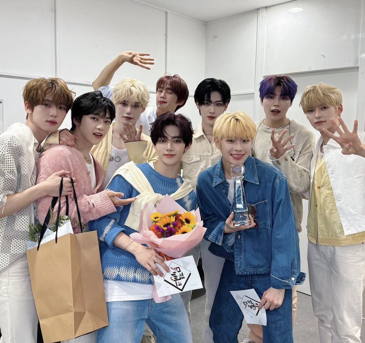KpopperFanmulti's tweet photo. 🏆 240806 - MUSIC BANK - WINNER #ZEROBASEONE 🎉
#GOODSOBAD4thWin
#ZEROBASEONE11thWin https://t.co/3aJZpWvrqX