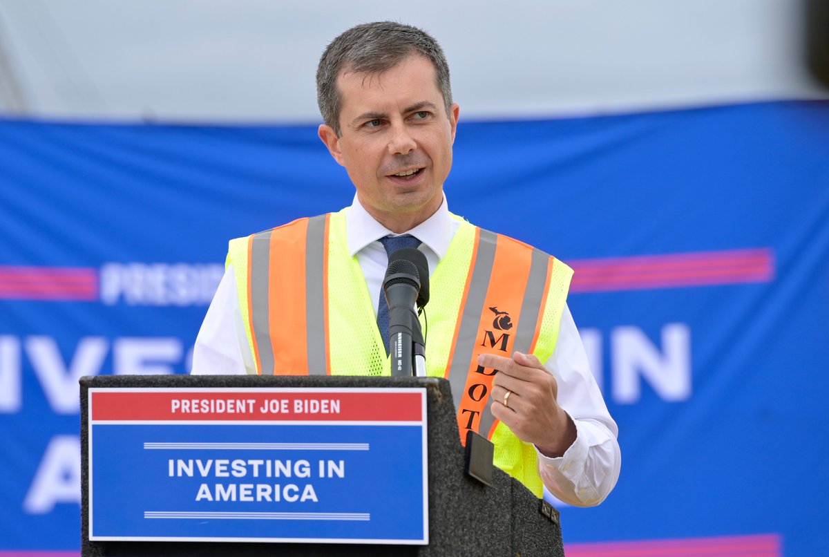 MichiganDOT's tweet photo. .@SecretaryPete, @RepSlotkin and #Lansing Mayor @andyschor visited the US-127/I-496 project in Lansing/#EastLansing today. Project info: https://t.co/0EkBgDymol #RebuildingMichigan https://t.co/kbvoQVqdnh
