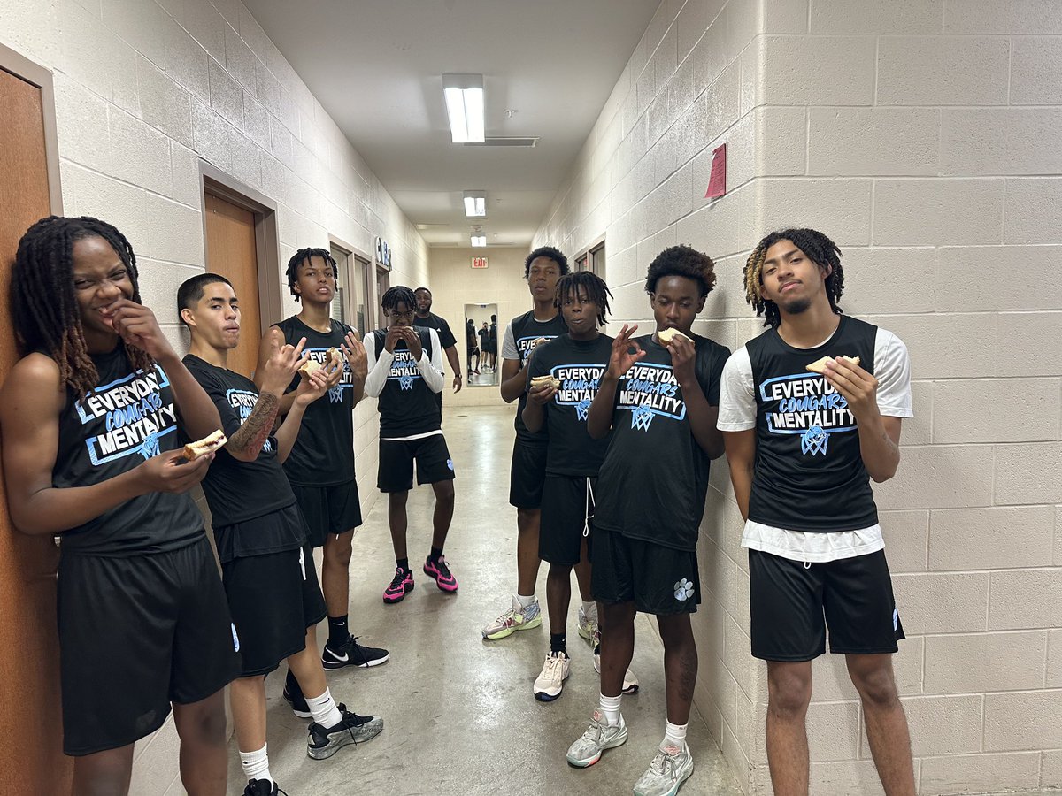 SeguinBoys's tweet image. Boys were blessed with post workout meals today by Coach Sanders!!! Great way to end a good day of workouts!!! @coachsanders100 
#OurProgram🏀🐾