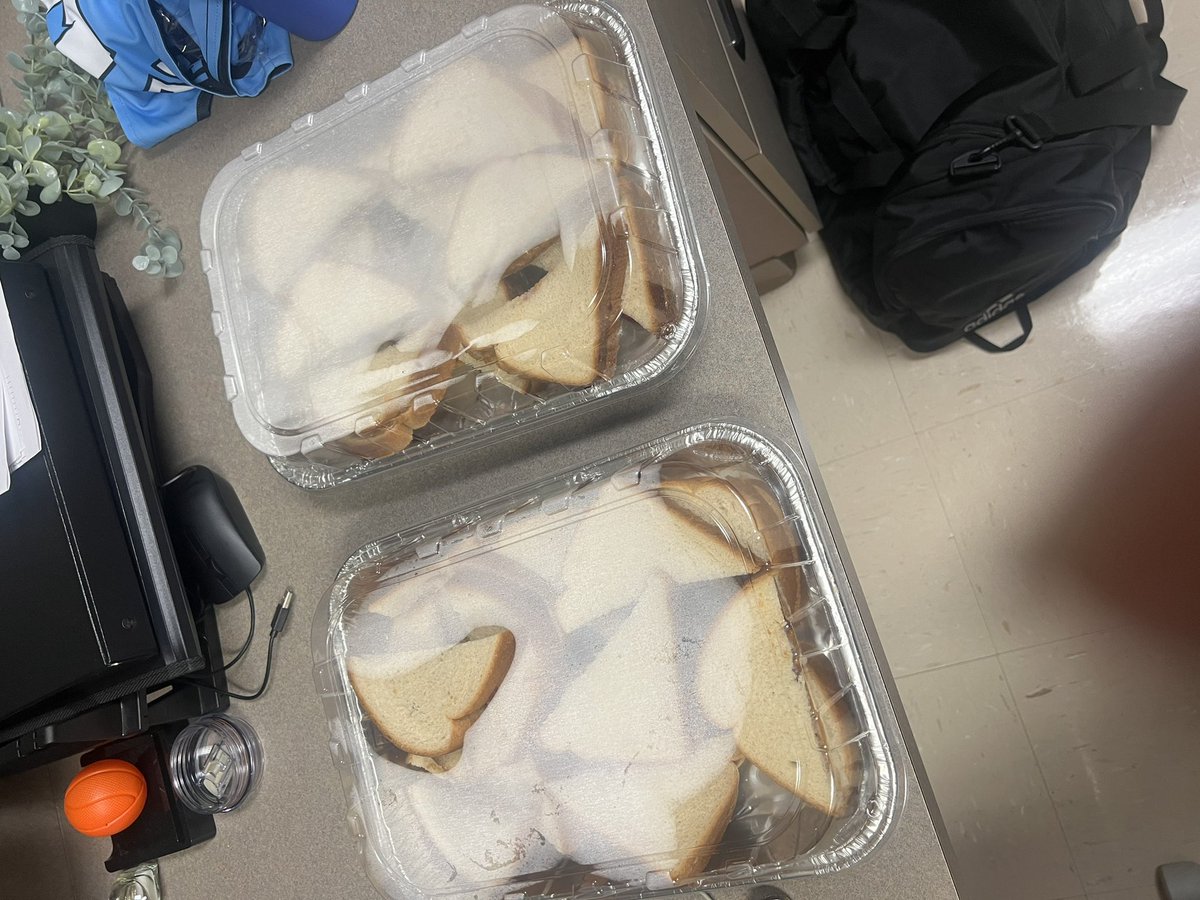 SeguinBoys's tweet image. Boys were blessed with post workout meals today by Coach Sanders!!! Great way to end a good day of workouts!!! @coachsanders100 
#OurProgram🏀🐾