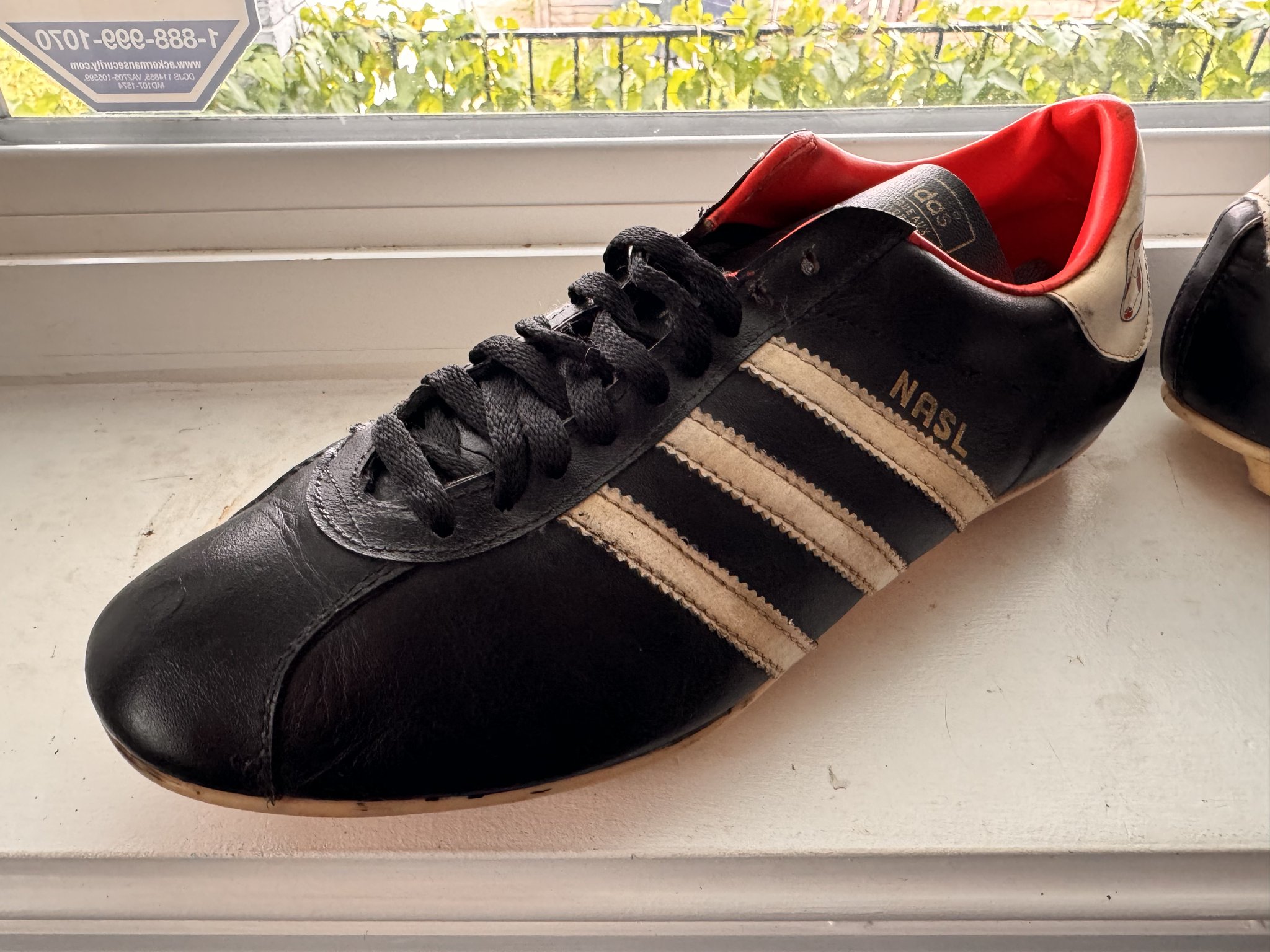 Pablo Iglesias Maurer on X Today s addition to my office AKA the 1970s American Soccer Hall of Fame 1977 Adidas NASL boots. I ve long had a white pair but am happy to