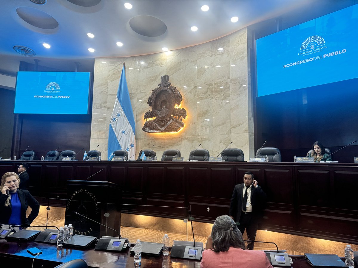 JorgeCalix's tweet photo. Los Consejeros del @CneHonduras, que fueron convocados a las 11:39pm de ayer para que vinieran al @Congreso_HND a dar su opinión sobre las apresuradas reformas electorales, se están marchando a esta hora del hemiciclo porque llevan una hora y cuarenta y cinco minutos esperando y nadie les da razón alguna del por qué del atraso. Intentaremos convencerlos que no se vayan a pesar del irrespetuoso de esta Junta Directiva ilegal.