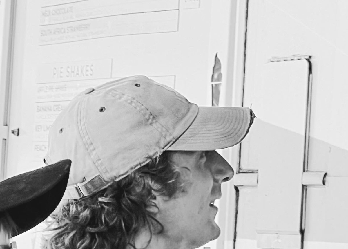 The 🧸 stopped by to hang with us last weekend and indulge in some soft serve!!