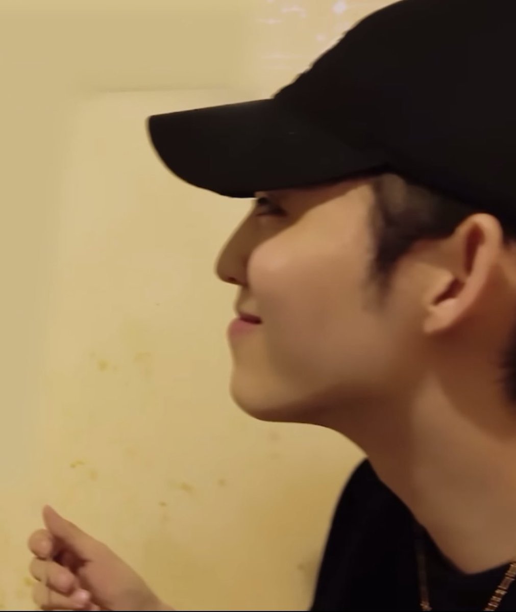 ariellllhani's tweet photo. the way he looks to hani is full of love🥹 https://t.co/nkd63Vj7G5