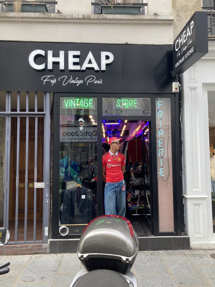 Andy Grindley (@svsquares) on Twitter photo Out and about in Paris today. They say a picture paints a thousand words. 😂<a href="/9320pod/">Ninety Three Twenty</a> Out and about in Paris today. They say a picture paints a thousand words. 😂<a href="/9320pod/">Ninety Three Twenty</a>