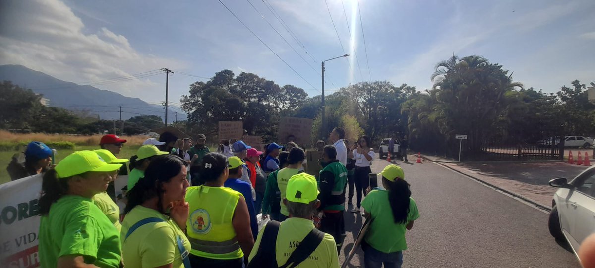 Recicladores de Oficio en Ibague, rechazan el foro de Andesco..no permitieron asistencia 5 líderes, tuvieron  el reclamo de cientos.
No más andesco hablando por los recicladores,  no más andesco difamando nuestra lucha histórica. Gobierno exigimos fima decreto