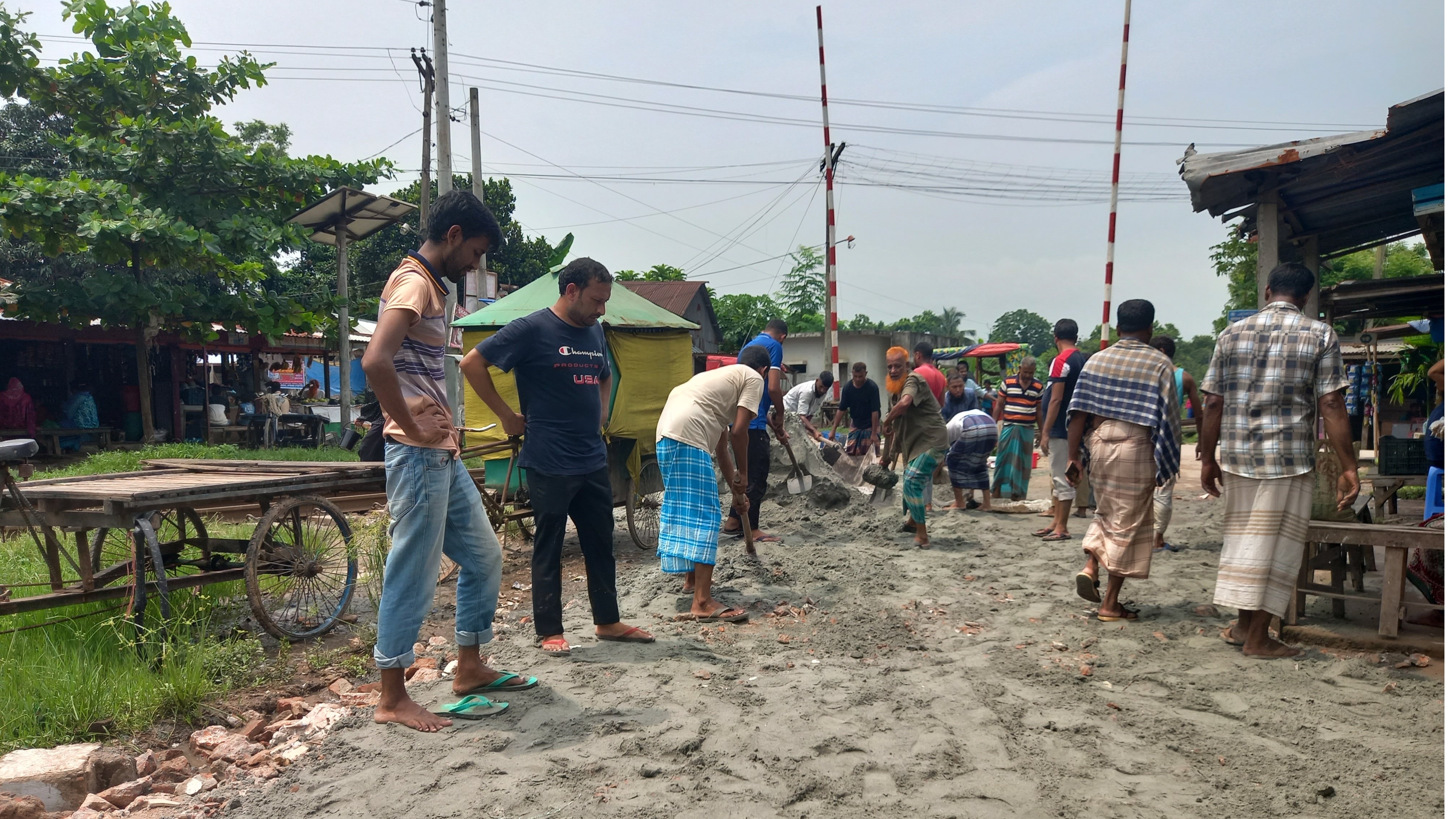 কালিয়াকৈরে রাস্তা সংস্কার করে দিল জামায়াতের নেতা কর্মীরা