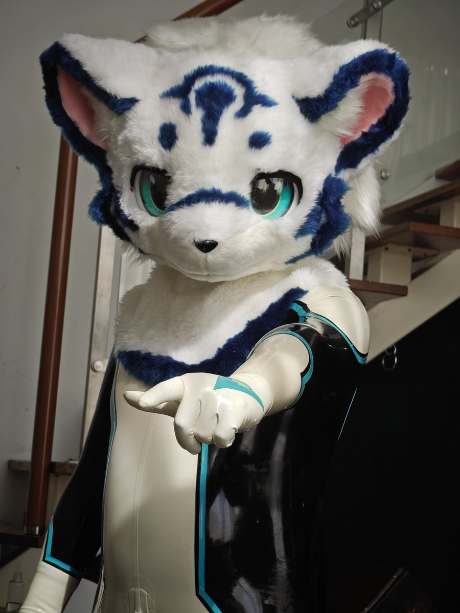 你！来舔我的胶足袋！
You! Come lick my latex tabi!