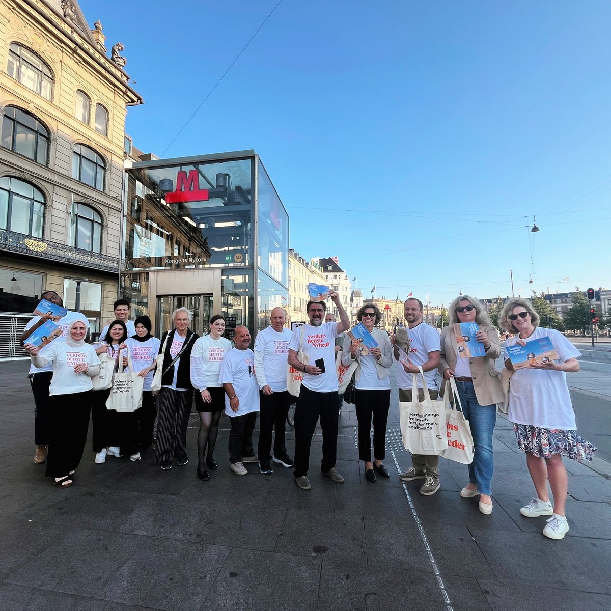 🧡When was the last time you read some really good news? We're hoping this was this morning. Today, our DHoM <a href="/timsoos/">Tim Šooš</a>  joined diplomats, Danish politicians and many volunteers in distributing World's Best News @verdensbedstenyheder in CPH. 🌐