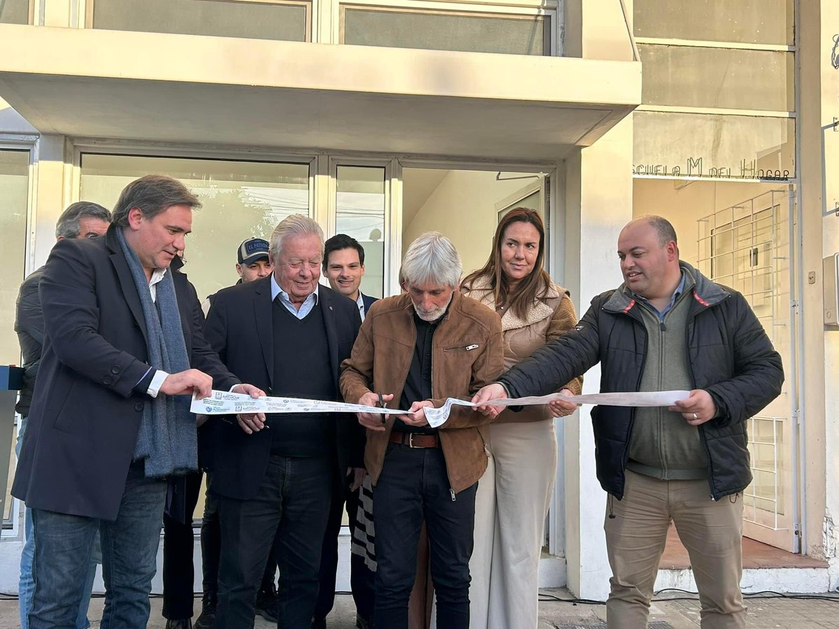 mariocolman's tweet photo. Junto al Intendente Carlos Moreira, Alcalde Arturo Bentancor, autoridades departamentales, nacionales y vecinos, participamos de la inauguración de la nueva sede del Municipio de Juan Lacaze. https://t.co/xYNcw72lOB