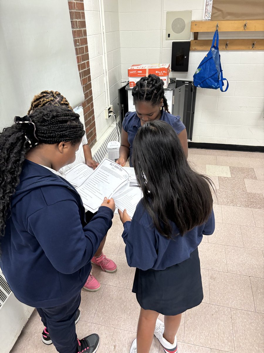 s_trotto's tweet photo. Grade 5 students working collaboratively to get to know each other as week 1 comes to a close!!! Looking forward to a year of learning together!! ⁦@SCG_TCDSB⁩ https://t.co/eszCICQ8Xd